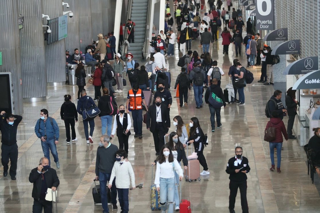 Pasajeros en el Aeropuerto Internacional de la Ciudad de México. Foto Yazmín Ortega Cortés