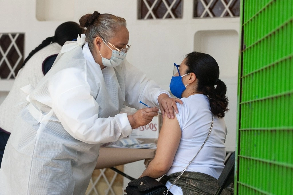 Aplicación de la vacuna contra la influenza en el Centro de salud Dr. Atanacio García Ríos, en la colonia Doctores de la CDMX. Foto Pablo Ramos