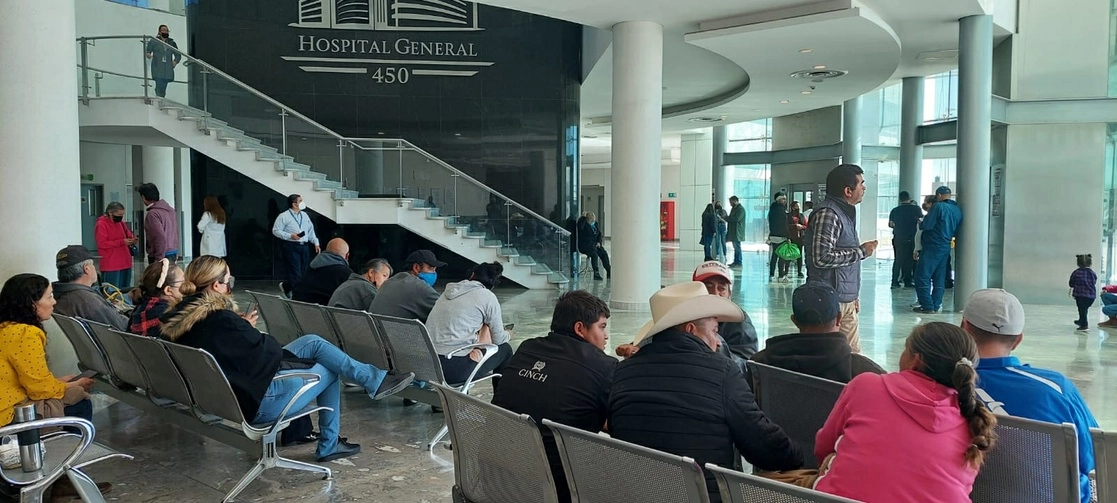 Familiares de las mujeres internadas en el Hospital General 450, ubicado en la capital de Durango, están a la espera de reportes de las autoridades sobre el estado de salud de las pacientes y de la respuesta al tratamiento que se les aplica.Foto Saúl Maldonado