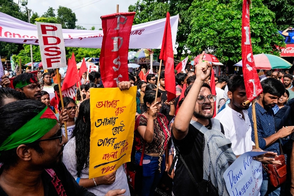 Activistas de la Federación de Estudiantes Democráticos Progresistas gritan eslogan mientras marchan en una manifestación de protesta hacia el consulado de Bangladesh en Calcuta, India, el viernes 19 de julio de 2024. Foto Ap