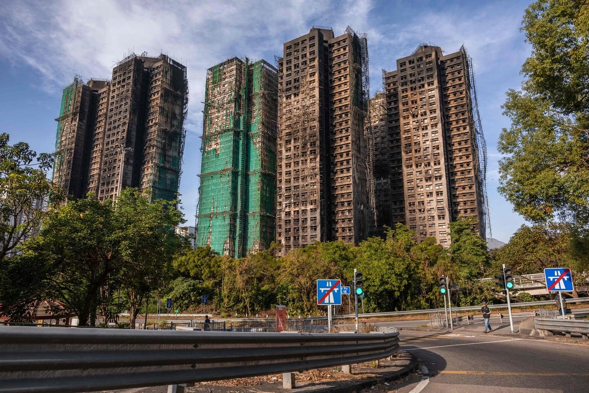 Una vista general muestra las secuelas de un gran incendio que arrasó varios bloques de apartamentos en el complejo residencial Wang Fuk Court en el distrito Tai Po de Hong Kong, el 28 de noviembre de 2025. 