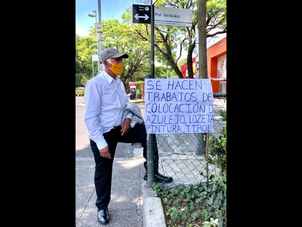Una persona desempleada, quien ofrece servicios de albañilería, para generar ingresos a su familia, durante la nueva normalidad en la Fase 3 de la pandemia en la Ciudad de México, el 8 de junio de 2020. Foto Luis Castillo