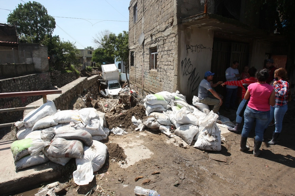 Vecinos de la Colonia Miramar en Zapopan, una de las afectadas por las lluvias. Foto Arturo Campos Cedillo
