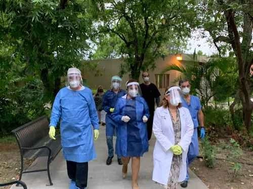 El secretario de Salud de Nuevo León, Manuel de la O Cavazos (izquierda), junto con otros médicos, visitó ayer la casa de retiro Luis Elizondo, en Guadalupe, municipio conurbado a Monterrey, para valorar el estado de salud de los infectados con Covid-19 y las condiciones del lugar. Foto 'La Jornada'