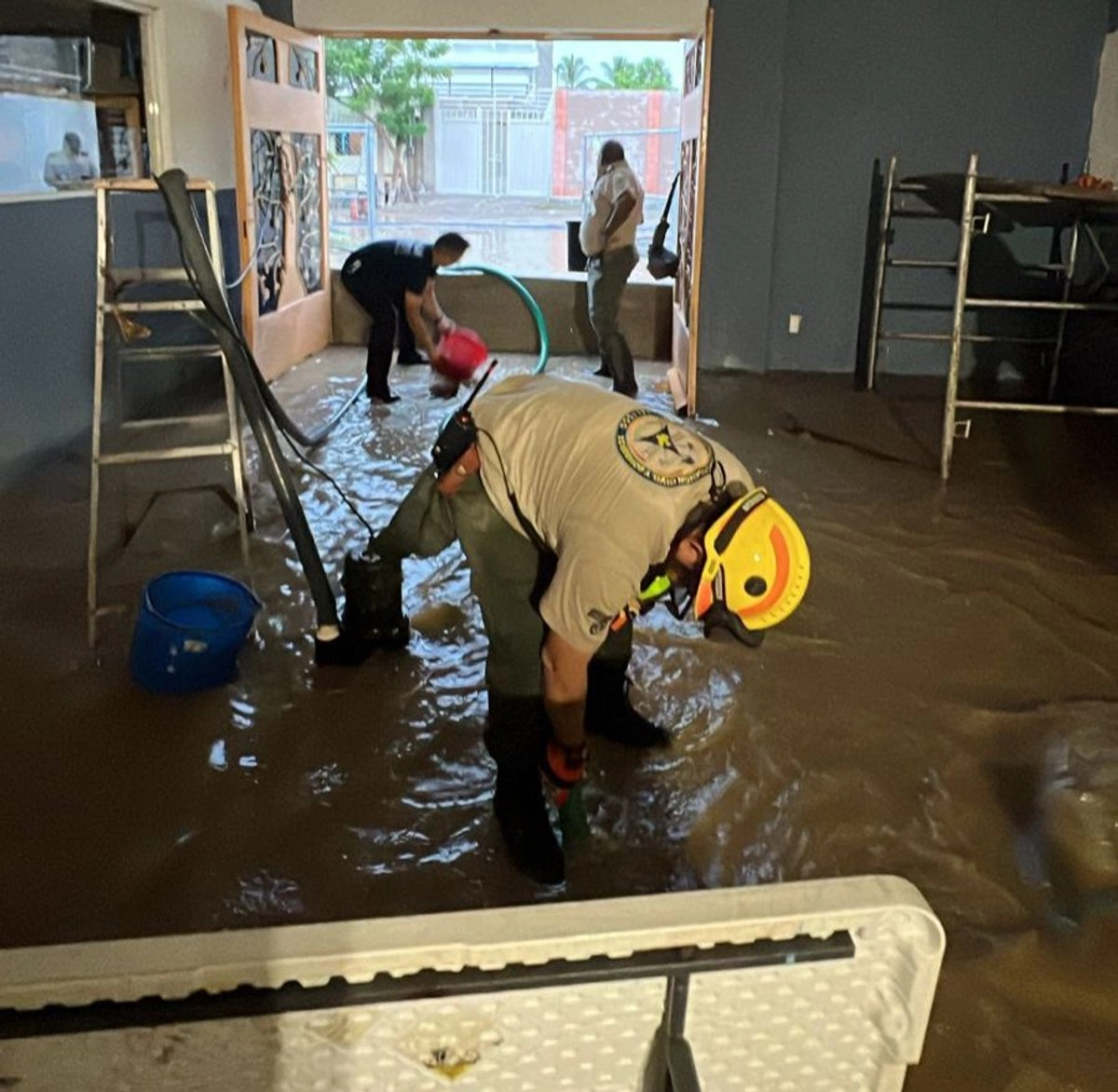 Sergio Ramírez, titular de Proteccion Civil en Jalisco, informó que trabajan en la limpieza y saneamiento de  las casas y zona afectada, junto con autoridades locales, estatales   y el Ejército Mexicano.