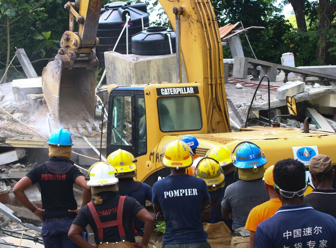 Recogiendo escombros. Foto Afp 