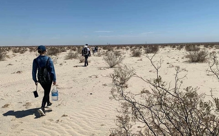 Migrantes buscan llegar a la frontera de Estados Unidos por una "nueva" ruta por el desierto de Sonora. Foto La Jornada