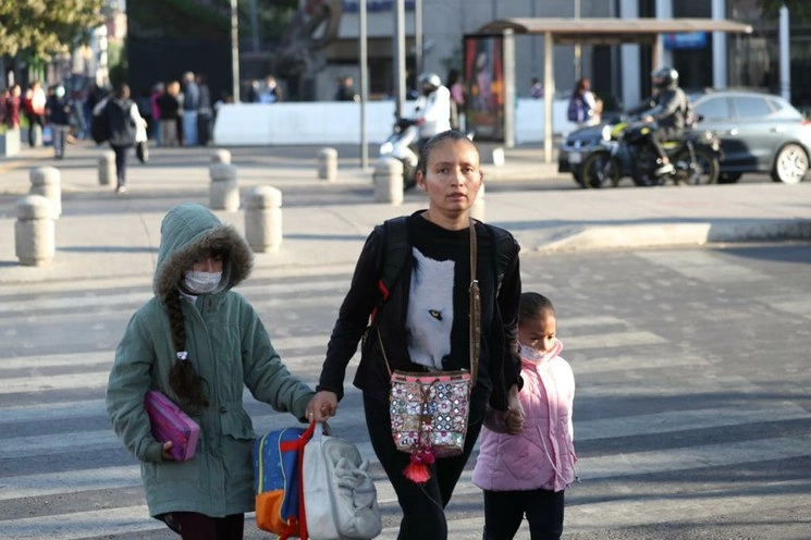 El cuidado de personas y de hogares en México recae principalmente en las mujeres: éstas asumen en promedio 39 horas semanales de este trabajo no remunerado, carga que se incrementa con el cierre de escuelas y guarderías. Foto María Luisa Severiano / Archivo