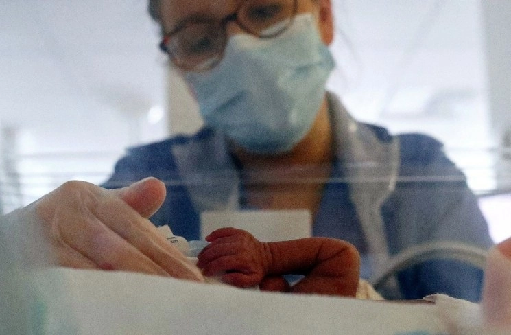Personal de salud observa a un recién nacido en imagen de archivo. Foto Afp