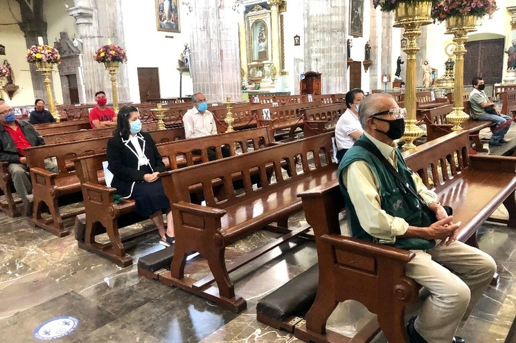 Aspectos de la iglesia San Hipólito, a la que poca gente acude para evitar contagios del Covid-19. Foto Luis Castillo 