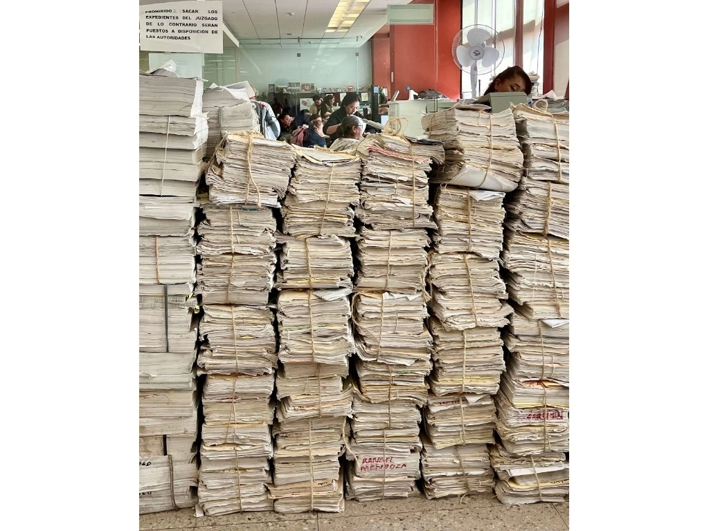 Mientras se siguen acumulando los expedientes en los juzgados de todo el país, ayer la Judicatura, con el voto en contra de la ministra Norma Piña, acordó levantar el paro nacional de labores. La imagen, en las oficinas de lo familiar en la CDMX. Foto Luis Castillo 