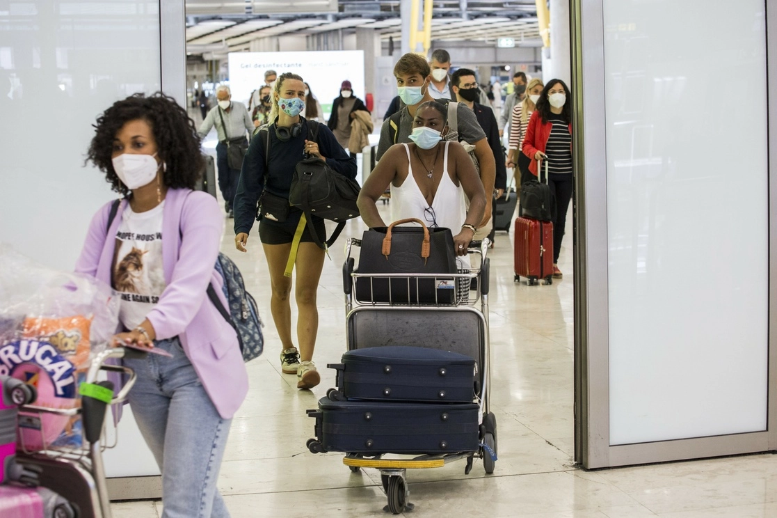 Pasajeros a su llegada a las instalaciones de la Terminal T4 del Aeropuerto Adolfo Suárez Madrid-Barajas, en Madrid. Foto Europa Press