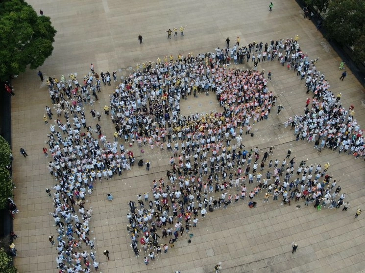 Voluntarios forman el “Gran Listón Dorado contra el Cáncer Infantil” en septiembre de 2019. Foto Cortesía ‘Aquí Nadie se rinde’, Institución de Asistencia Privada (IAP)
