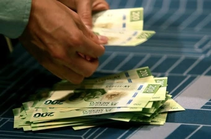 Para el siguiente año el salario mínimo en casi todo el país pasará de los 123.22 pesos, que se fijaron para 2020, a 141.70 pesos. Foto Luis Castillo / Archivo