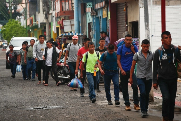 Haitianos, venezolanos, guatemaltecos y cubanos utilizan los cajeros automáticos de Tapachula para recibir dinero de Estados Unidos