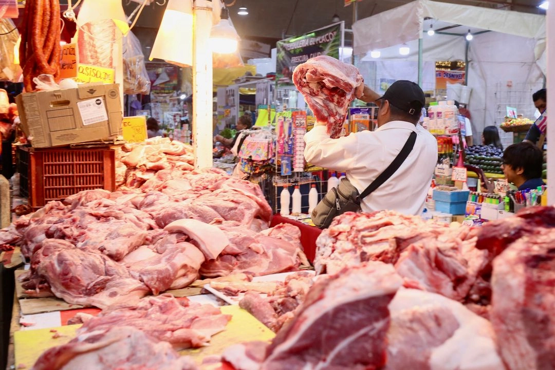 Venta de carne en un local del mercado de La Merced, en la Ciudad de México, el 14 de abril de 2025. Foto 
