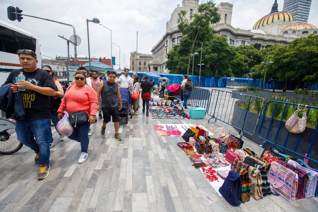 El informe del Coneval apunta que la falta de capacitación y formación para el trabajo limita el crecimiento profesional. Foto Pablo Ramos / Archivo