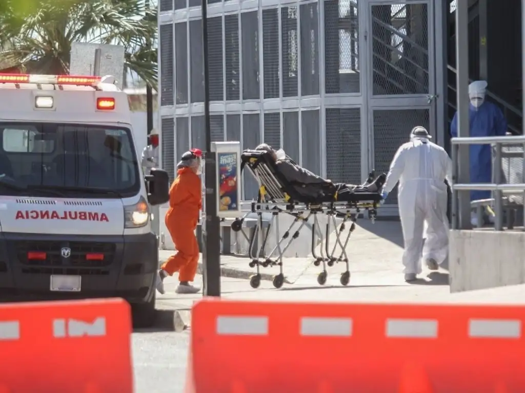 Una persona con síntomas de Covid-19 es trasladada al área de urgencias del Hospital General de Chihuahua. Foto Cuartoscuro