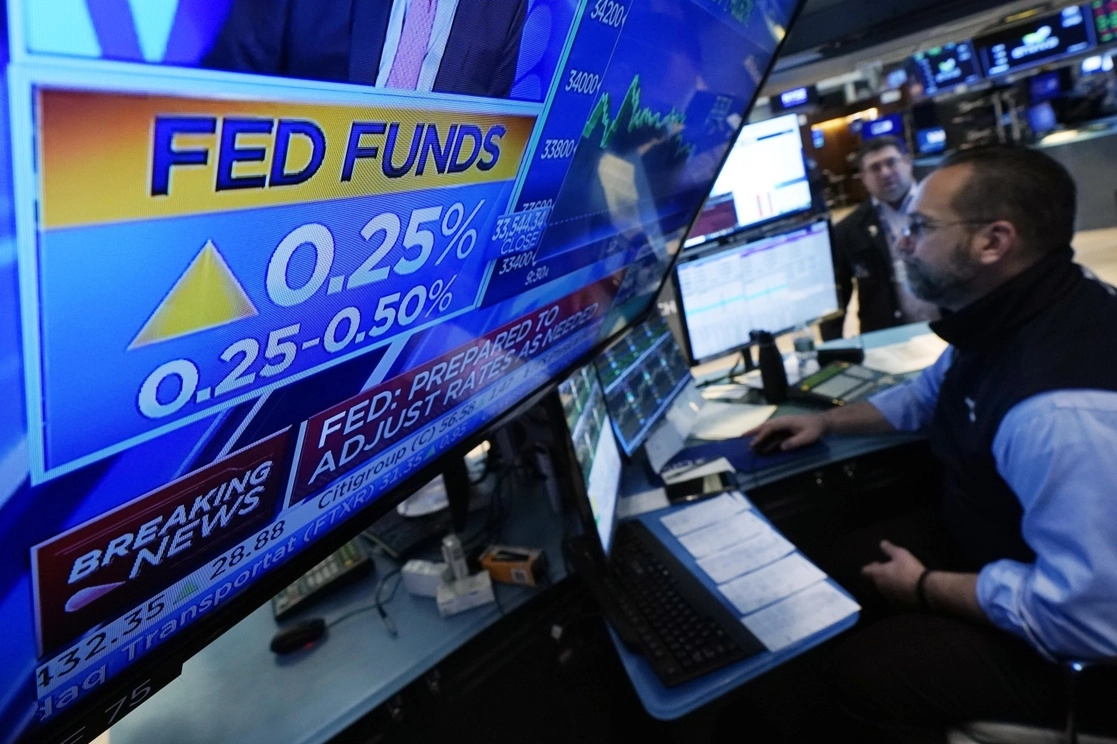 El aumento de un cuarto de punto de la Fed en su tasa de referencia, que había fijado casi en cero desde hace dos años, marca el comienzo de su esfuerzo por frenar la alta inflación. En la imagen, operadores en el piso de la Bolsa de Valores de Nueva York, ayer. Foto Ap