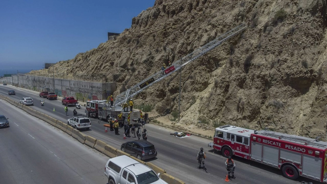 Un hombre sin vida fue localizado en medio de un cerro situados en la carretera Playas de Tijuana, en Tijuana, Baja California, el 24 de junio de 2022. Las autoridades fueron alertadas del hecho a través de una enuncia vía la línea de emergencias. Foto Cuartoscuro