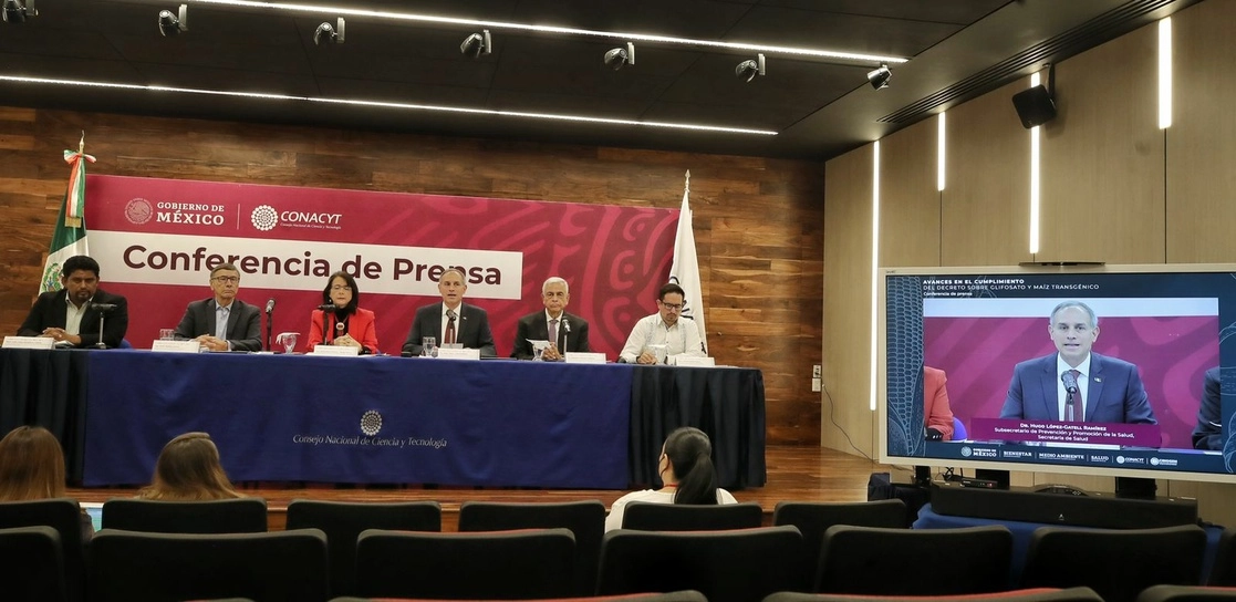 Las secretarías de Bienestar, Medio Ambiente y Salud, así como el Conacyt, la Cofepris y la Cibiogem ofrecen una conferencia de prensa conjunta sobre los avances en el cumplimiento del decreto sobre glifosato y maíz transgénico, en el auditorio del Conacyt, en la Ciudad de México, el 8 de diciembre de 2022. Foto Marco Peláez


