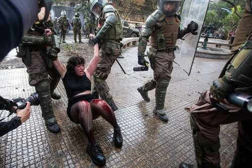 Hay dos mil 146 denuncias por violencia sexual, torturas y uso excesivo de la fuerza durante las represiones a las protestas en Chile. Foto Afp/Archivo