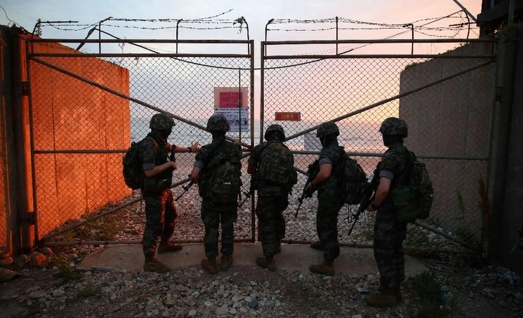 Efectivos de la Marina de Corea del Sur cierran el acceso a una playa en la isla de Yeonpyeong. Foto Afp / archivo


