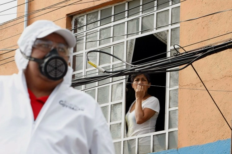 Sanitización en calles de la colonia Pedregal de Santo Domingo, en la alcaldía Coyoacán. Foto Roberto García Ortiz
