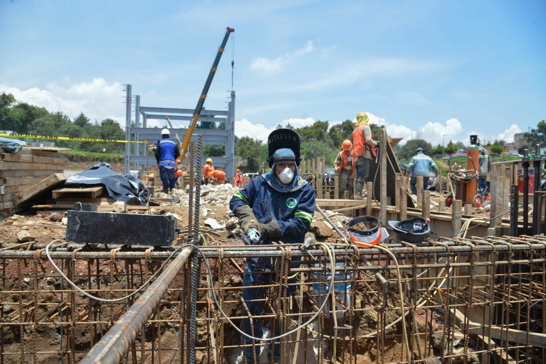 Trabajadores durante la construcción del Hospital de Cuajimalpa, en ese alcaldía de la Ciudad de México. Foto Cuartoscuro / Archivo