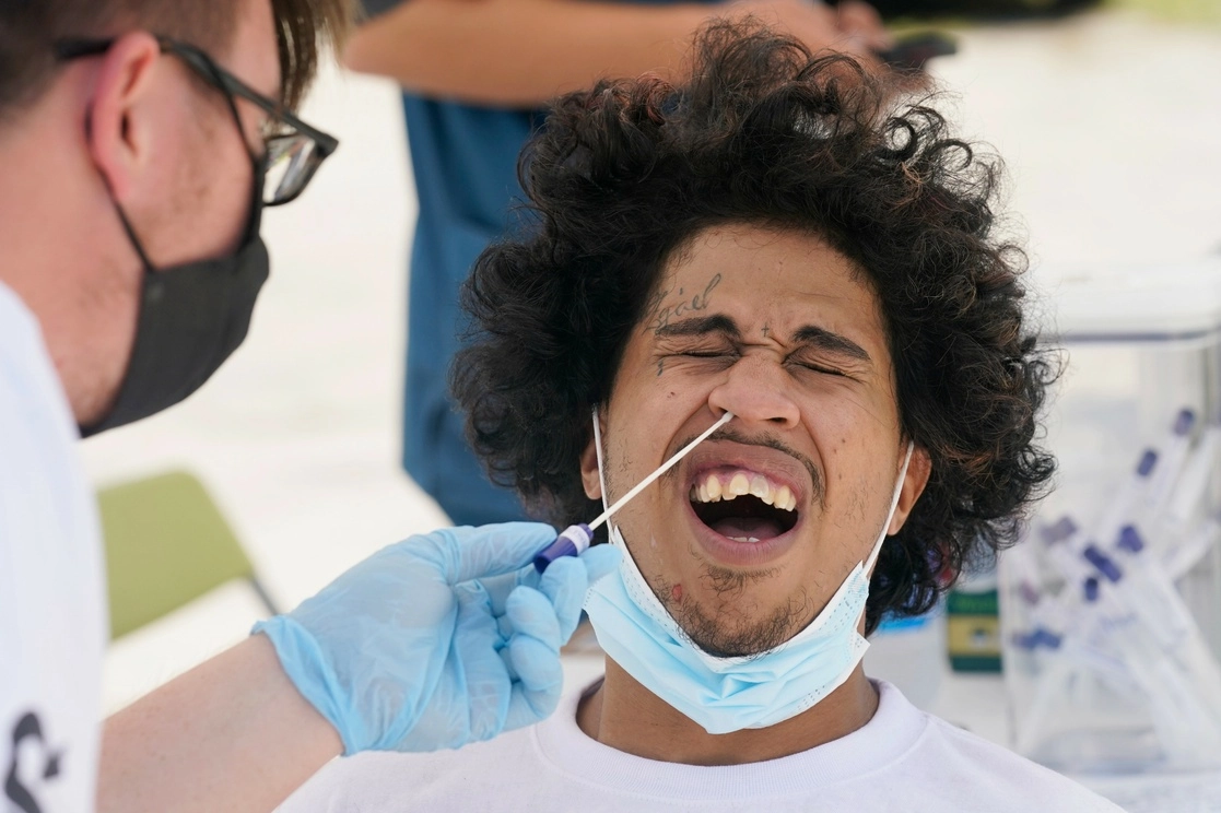 Un joven se realiza una prueba de detección de Covid-19 en Miami, Florida. Foto Ap