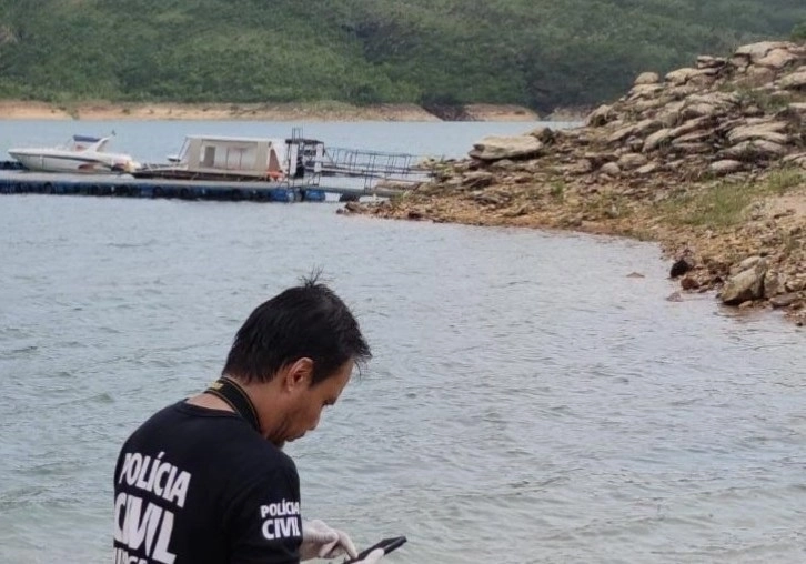 n agente de la Policía Civil del estado de Minas Gerais durante la búsqueda de víctimas tras el desprendimiento en el lago de Furnas. Foto Europa Press 