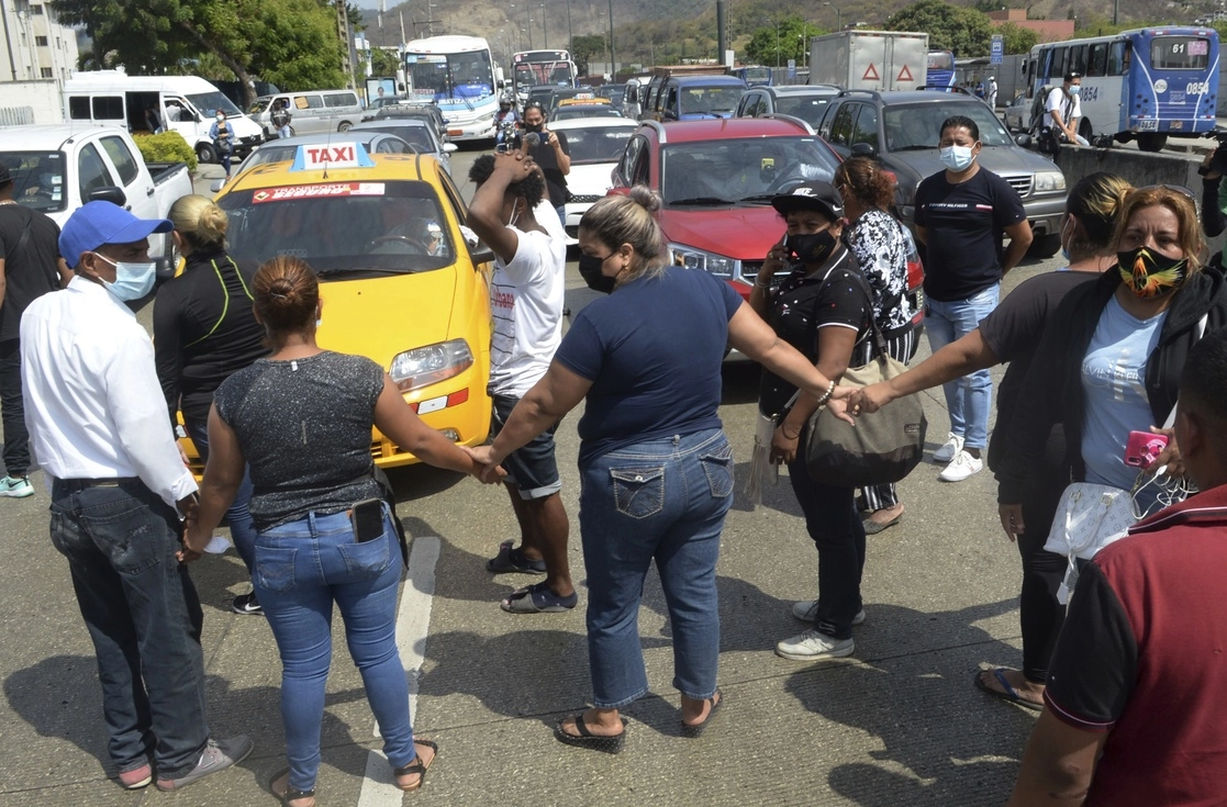 Familiares cierran una de las avenidas de Guayaquil para exigir información sobre los internos de la penitenciaría Litoral luego del motín del pasado martes. Foto Ap