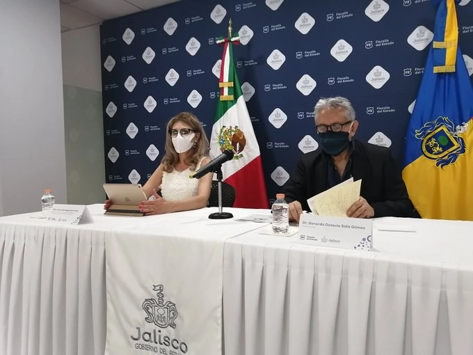 La titular de la Coprisjal Denise Santiago, y Gerardo Octavio Solís Gómez, de la Fiscalía de los Estado, dieron a conocer los avances de las investigaciones iniciadas con motivo de la venta de alcohol adulterado el pasado 3 de mayo. Foto tomada del Twitter de @DenisedSantiago