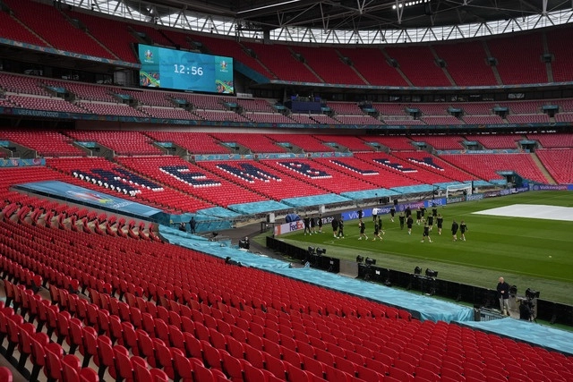 El gobierno británico anunció que más de 60 mil espectadores serán autorizados en las tribunas de Wembley para las semifinales y la final de la Eurocopa de futbol, en lugar de los 40 mil inicialmente previstos. Foto Ap