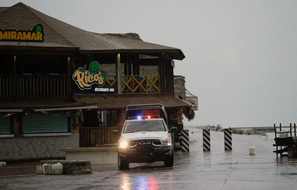 Agentes inspeccionan negocios previo al impacto de la tormenta tropical ‘Alberto’ en Tampico, Tamaulipas, el 19 de junio de 2024. Foto Afp