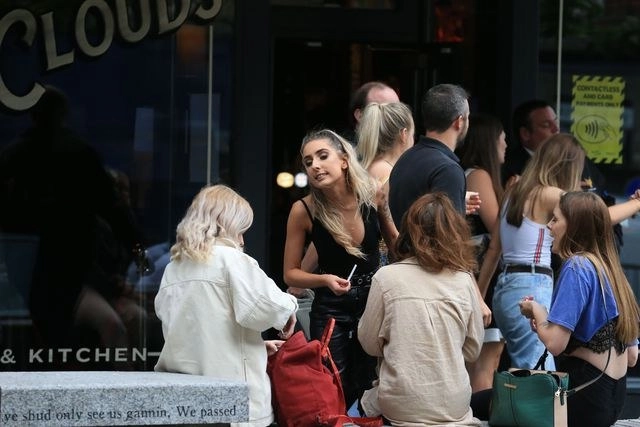Sin respetar la distancia social, personas hacen fila para ingresar a un pub en Newcastle, Inglaterra. Foto Afp 