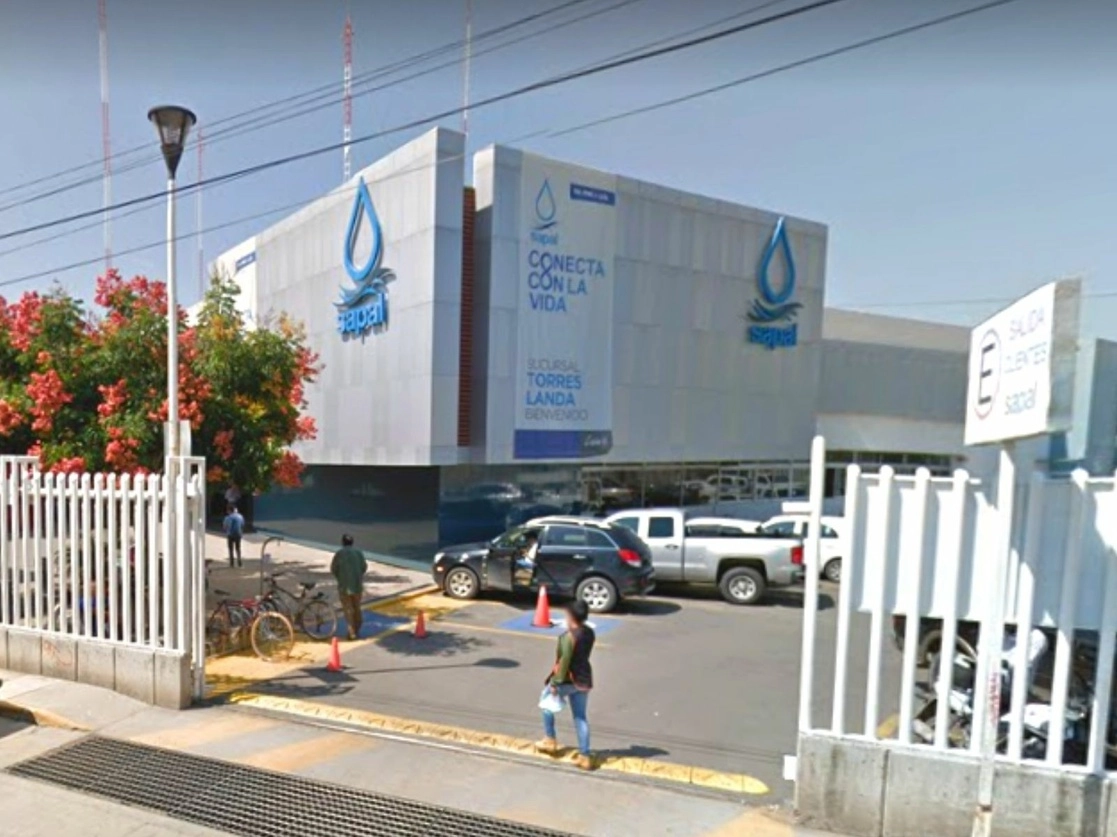 El ayuntamiento de León aprobó la iniciativa de Ley de Ingresos para 2022 que prevé incrementos generales de 3.9 y de 4.9% —incluyendo la indexación— en el cobro por el consumo del agua. Imagen tomada de Google Street View