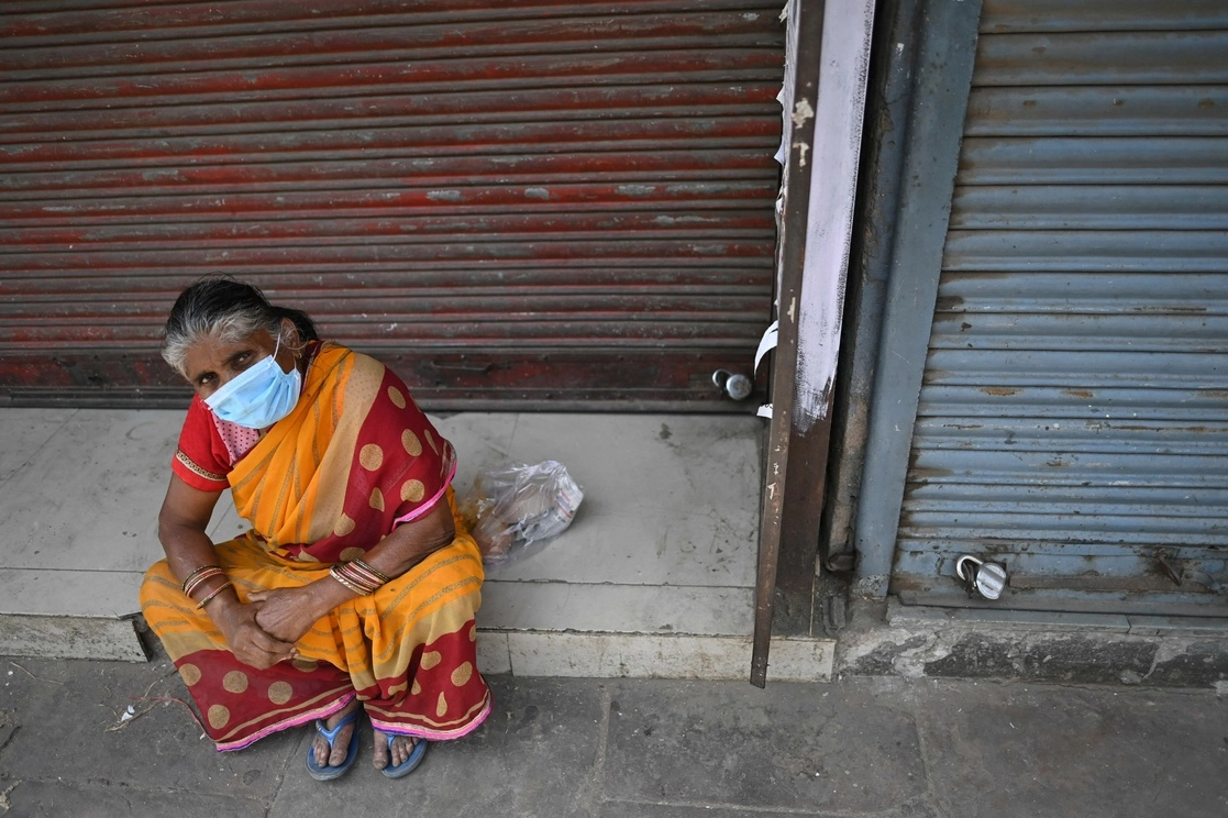 Una mujer en Nueva Delhi, India durante la pandemia. Foto Afp