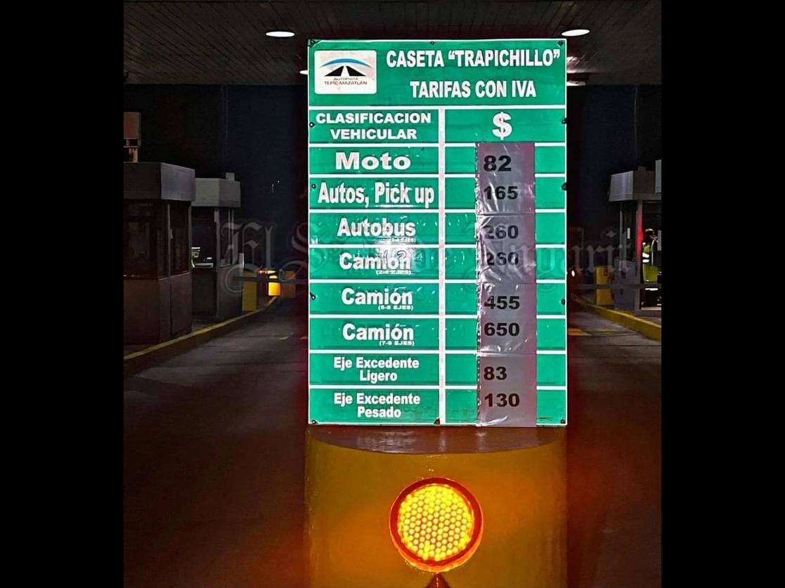 Las nuevas tarifas en la autopista Tepic-Mazatlán ya fueron actualizadas en las casetas, no así en su página oficial en Internet. Foto La Jornada 