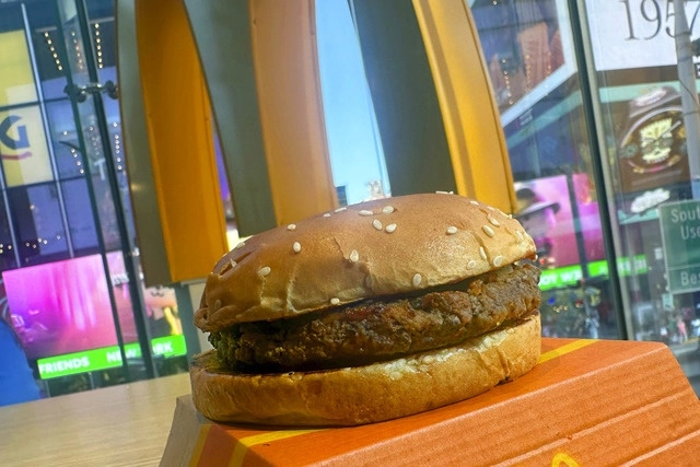 Una hamburguesa Quarter Pounder de McDonald's en imagen de archivo. Foto Ap