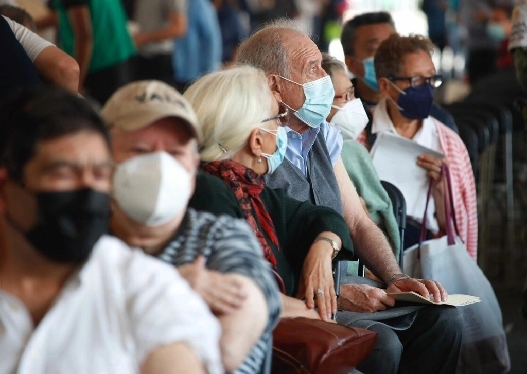 Recomiendan el uso de cubrebocas al estar con otras personas y en reuniones en espacios cerrados donde no haya una adecuada ventilación. Foto Cristina Rodríguez / Archivo