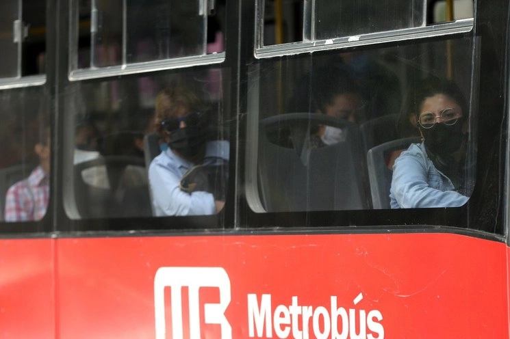 Pasajeros con cubrebocas en el Metrobús de la Ciudad de México, en imagen de mayo de 2020. Foto José Antonio López