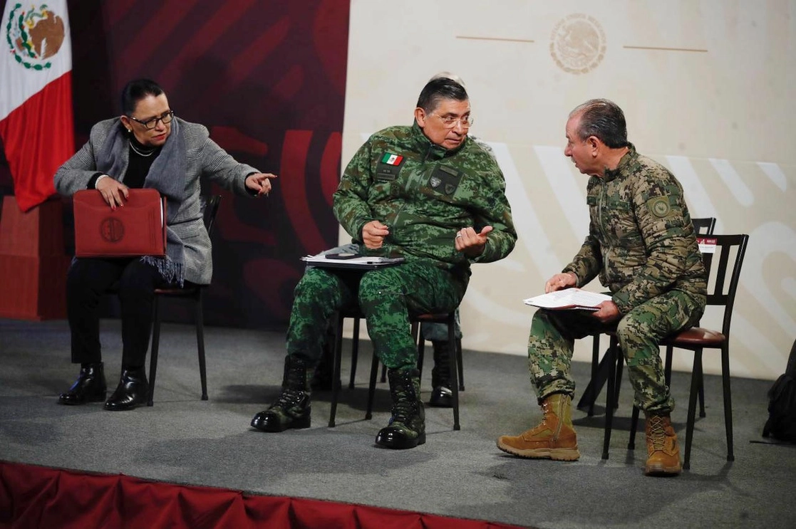 La titular de la Secretaría de Seguridad y Protección Ciudadana (SSPC), Rosa Icela Rodríguez; el secretario de la Defensa Nacional, Luis Cresencio Sandoval; y el secretario de Marina, Rafael Ojeda Durán, durante la conferencia matutina en Palacio Nacional, en la Ciudad de México, el 17 de enero de 2023. Foto Cristina Rodríguez