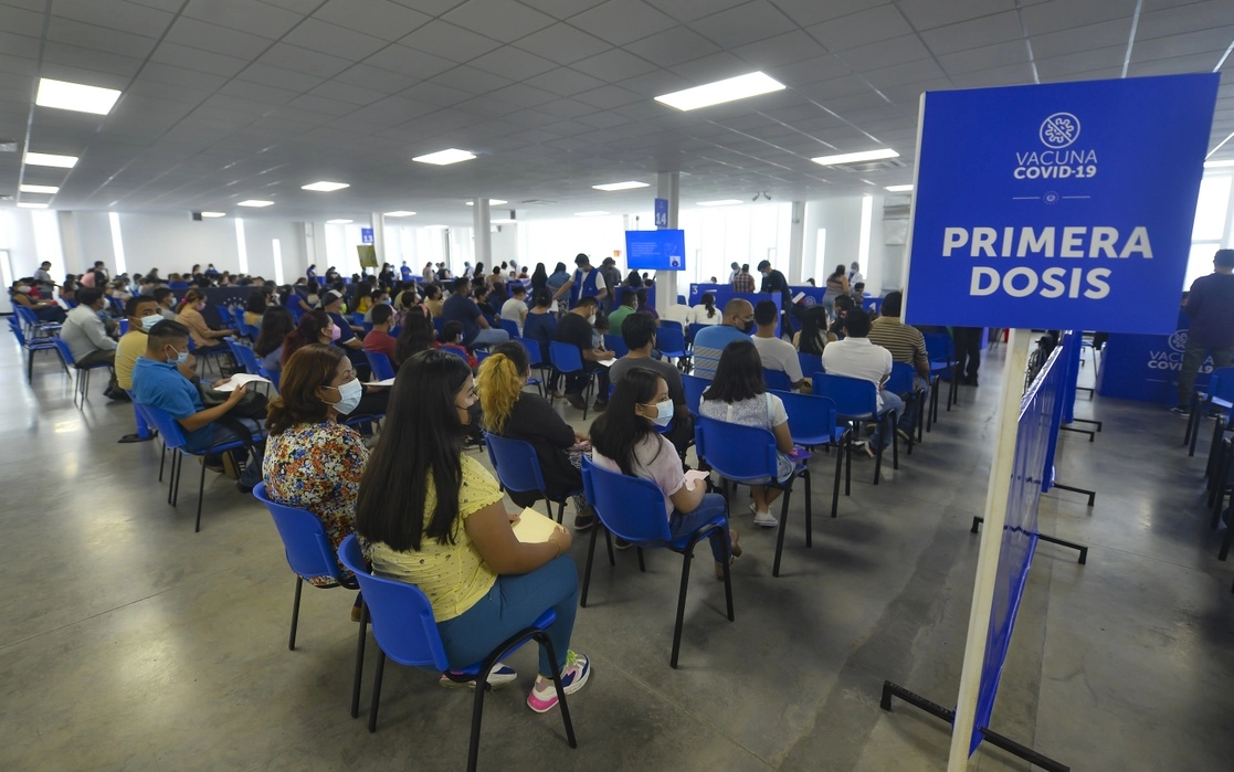 Personas esperan para recibir una dosis de la vacuna contra el coronavirus, en el mega centro de vacunaciones, en el San Salvador. Foto Xinhua / Archivo