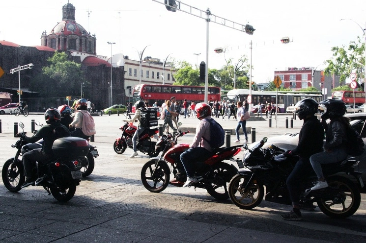 Dado que es una alternativa de transporte que reduce tiempo, consumo de combustible, su adquisición es más económica que un automóvil y es una herramienta de trabajo, la cantidad de motociclistas cada vez es mayor, pero los accidentes también han aumentado. Foto Roberto García Rivas / Archivo