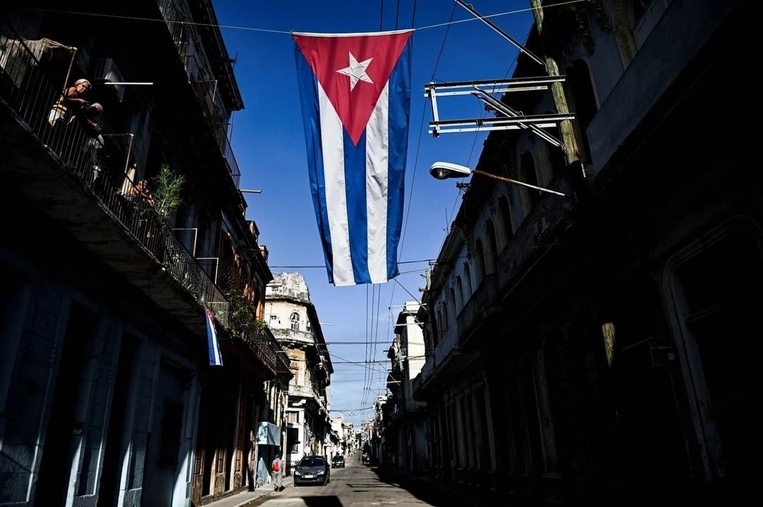 Elisa Martínez Martínez, Cónsul de Cuba en Veracruz, informó que diariamente se reciben aproximadamente seis solicitudes de retorno a la isla; en la imagen, una bandera cubana cuelga en calles de La Habana. Foto 