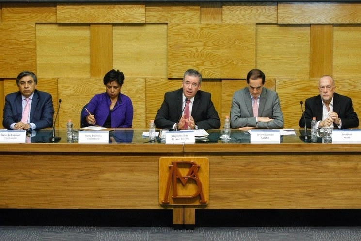 Gerardo Esquivel, Irene Espinosa, Alejandro Díaz de León, Javier Guzmán y Jonathan Heath, integrantes de la junta de gobierno del BdeM. Foto Roberto García Ortiz / Archivo