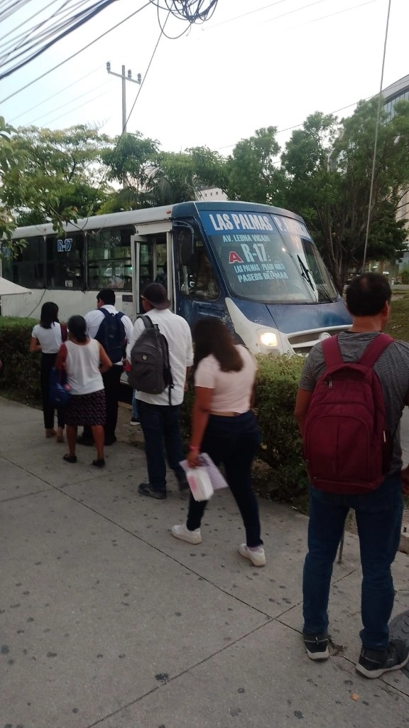 La tarifa del pasaje en Cancún pasará de 10 pesos a 15, y de 12 a 17 pesos en la zona hotelera, anunciaron transportistas. Foto Patricia Vázquez