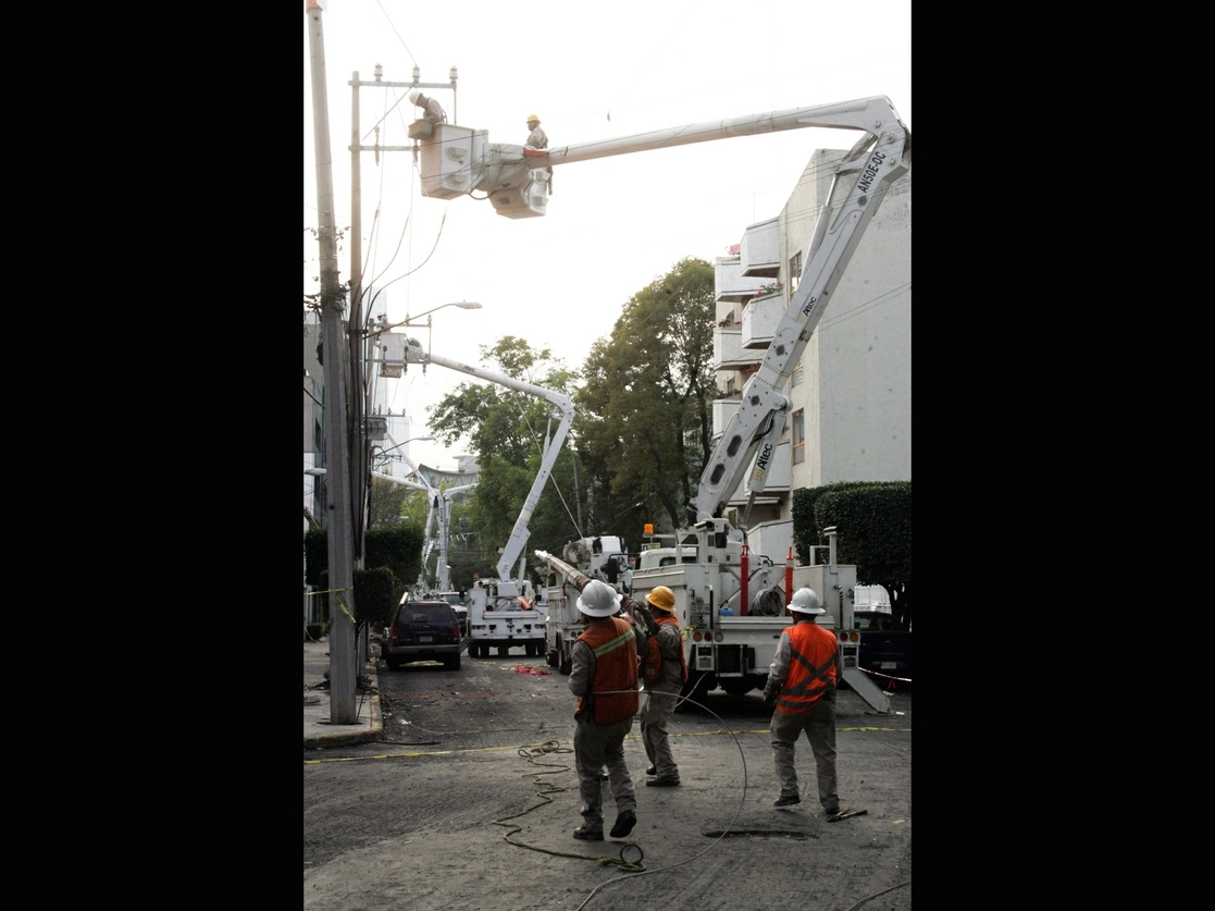 Trabajadores de la CFE arreglan un desperfecto en la delegación Benito Juárez. Foto Roberto García Rivas
