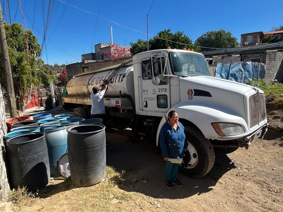 En el pueblo de Santa Cecilia, Xochimilco, el suministro de agua es por medio de pipas, ya que desde hace 30 años se establecieron asentamientos irregulares que impiden el abasto normal. Foto 